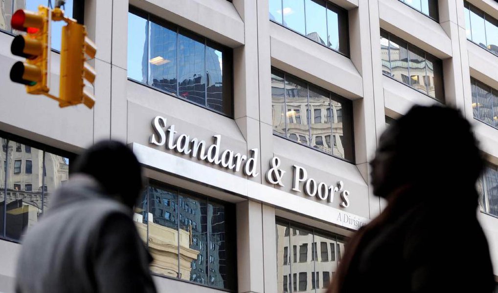 A agência de classificação de risco Standard and Poor's rebaixou nesta sexta (11) os ratings de quatro estados brasileiros e a cidade do Rio de Janeiro; os estados de São Paulo, Santa Catarina e Minas Gerais perderam o grau de investimento com o corte das notas em escala global de BBB- para BB+; a agência também cortou as notas do estado do Rio de Janeiro e de sua capital; a ação de rating reflete o rebaixamento da nota de crédito soberano do Brasil, anunciada na quarta