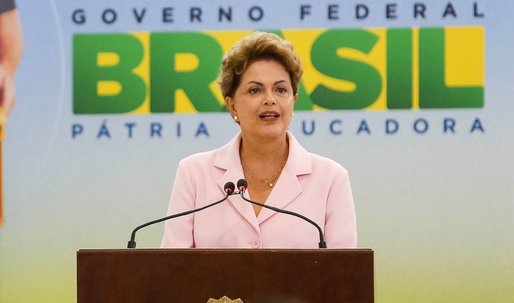 A presidente Dilma Rousseff vai anunciar nesta sexta (2) a reforma ministerial; a nova formatação do governo (com redução de até 10 ministérios) e indicação de novos nomes para a equipe por parte dos partidos aliados será apresentada pela própria presidente em uma declaração à imprensa prevista para as 10h30 no Palácio do Planalto; Dilma pediu que todos os ministros estejam em Brasília para acompanhar o anúncio; nesta quinta, Dilma almoçou com o ex-presidente Lula
