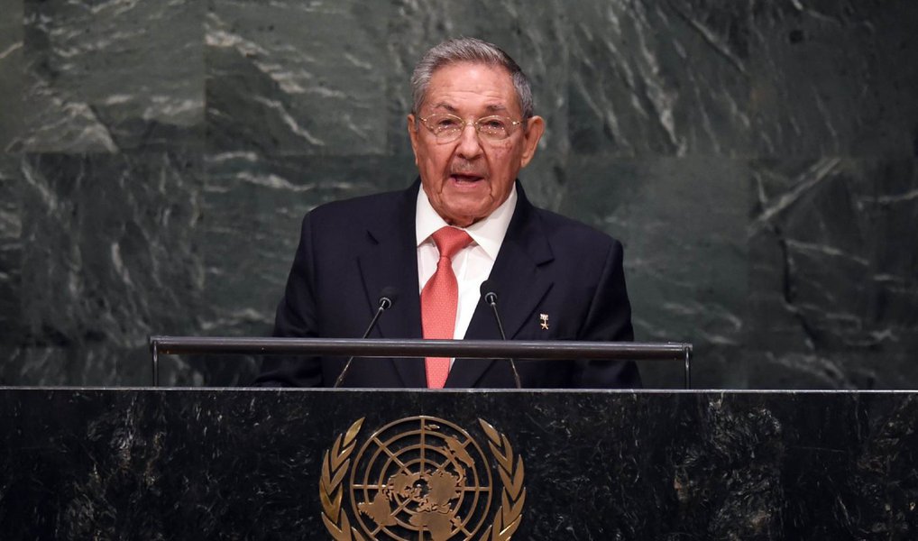 Durante discurso na sede das Nações Unidas (ONU), em Nova York, neste sábado, 26, o presidente de Cuba, Raúl Castro, pediu o fim do embargo econômico dos Estados Unidos à ilha; Castro afirmou que "o embargo econômico comercial e financeiro contra Cuba ainda continua há mais de meio século" e atrapalha o desenvolvimento do país e os interesses de outras nações e até mesmo de cidadãos e empresas norte-americanas