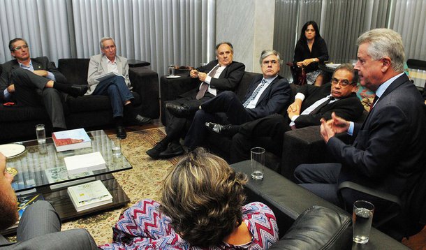 O governador Rodrigo Rollemberg recebeu, no Palácio do Buriti, parlamentares da bancada do DF no Congresso Nacional; eles conversaram sobre as greves de servidores decretadas em Brasília desde 8 de outubro e a situação do caixa do governo, que impossibilita o pagamento de parcelas restantes dos reajustes concedidos em 2013 sem previsão orçamentária; durante o encontro, Rollemberg destacou a grave situação em que encontrou as contas do Estado; "O que precisamos é de união", disse