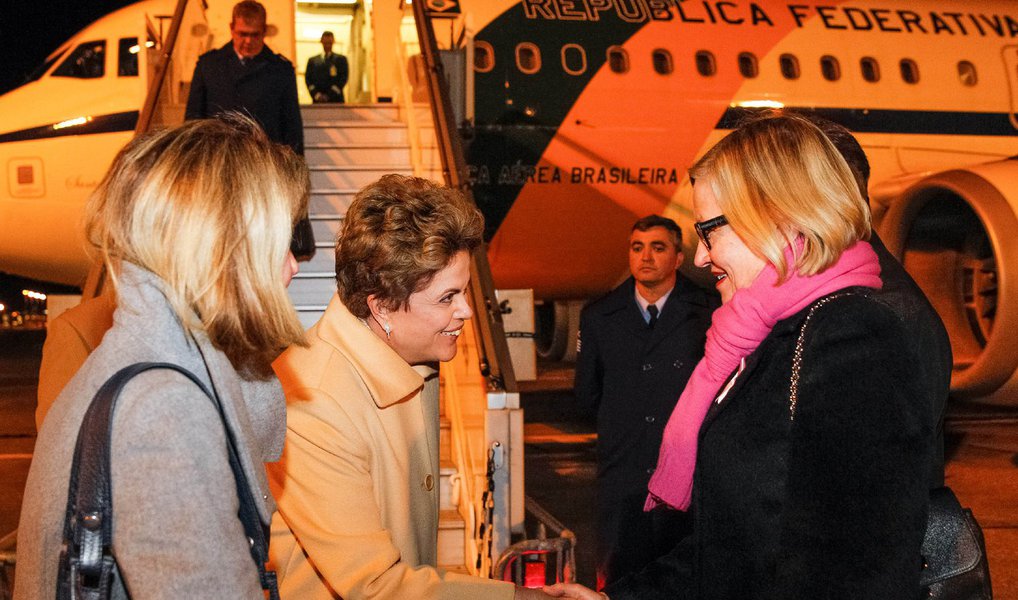 Presidente e o vice-presidente farão viagens ao exterior na próxima semana, representando o Brasil em dois continentes; Dilma vai à Turquia participar da Cúpula do G-20, e Temer comparecerá às cerimônias de comemoração pelos 40 anos da independência da Angola; os dois compromissos serão em dias diferentes, evitando que o presidente da Câmara, Eduardo Cunha (PMDB-RJ), assuma a presidência da República na ausência dos dois