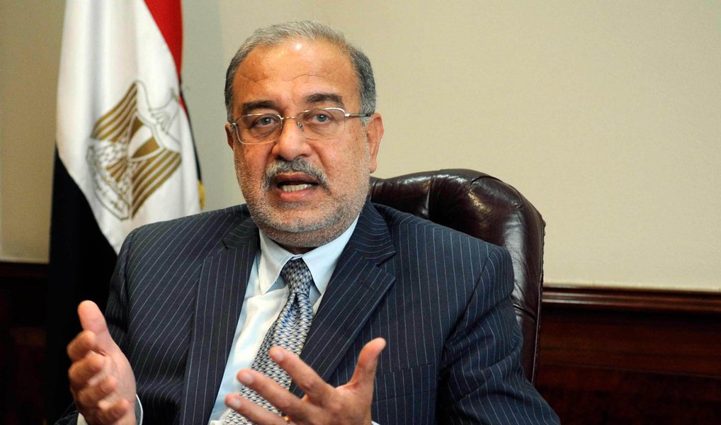 O primeiro-ministro do Egito, Sherif Ismail, afirmou neste sábado que é impossível determinar a causa do acidente com um avião russo até que a caixa preta seja examinada, mas que acredita-se não haver atividades "irregulares" por trás; Ismail afirmou em entrevista à imprensa que encontrar sobreviventes agora é praticamente impossível e que uma equipe russa chegará ao Egito ainda neste sábado