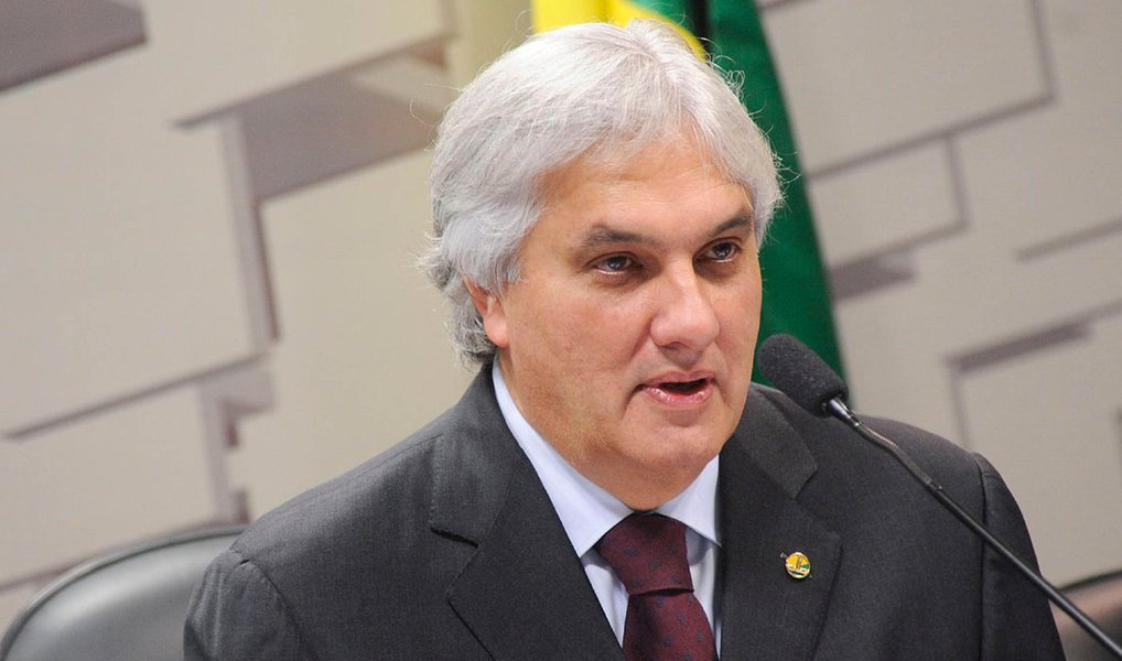 Senador Delcídio Amaral (PT-MS) disse que o adiamento da sessão que irá deliberar os vetos da presidente Dilma à chamada 'pauta-bomba' foi um empate com a oposição; "Tínhamos esperança de ganhar de 3 ou 4 a zero e o jogo empatou. Quem sabe amanhã a gente faz um. Nós perderíamos se os vetos caíssem. Mas não. Não dando quórum, amanhã tem mais", afirmou o líder do governo no Senado