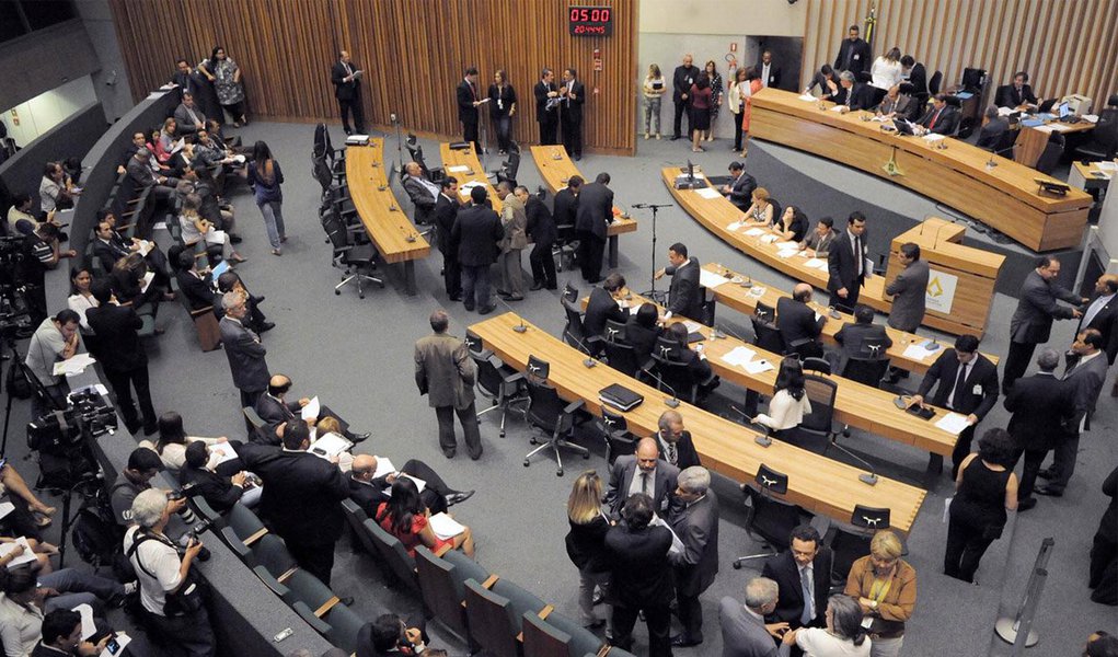 Deputados distritais já fecharam acordo para votar e aprovar o projeto que autoriza o governo do Distrito Federal a utilizar recursos do Instituto de Previdência dos Servidores do DF para o pagamento em dia dos salários de setembro; Secretário de Gestão Administrativa e Desburocratização, Alexandre Lopes afirmou que o governo tem "repassado todas as informações para tranquilizar os servidores e mostrar que não há nenhum risco à aposentadoria"; a Câmara Legislativa também deverá aprovar propostas que aumentam o ICMS de bebidas alcoólicas e fumo, o que pode aumentar em R$ 280 milhões a arrecadação