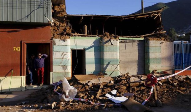 Tremor de magnitude 8,3 na escala Richter que abalou o Norte e o Centro do Chile nessa quarta-feira, 16, já matou dez pessoas, segundo balanço das autoridades chilenas; "Morreram mais dois chilenos, além dos oito que tínhamos anunciado anteriormente", disse à imprensa o ministro do Interior, Jorge Burgos; abalo foi seguido de 71 réplicas de menor intensidade, sentidas ao longo de toda a madrugada, a maioria nas regiões de Atacama e Coquimbo (ao Norte), onde se situou o epicentro, a cerca de 290 quilômetros da capital, Santiago