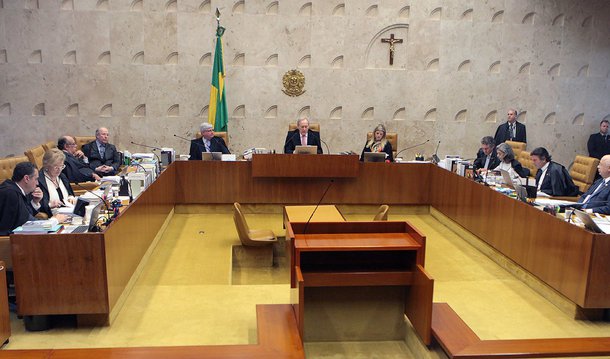 O plenário do Supremo Tribunal Federal retomou nesta tarde a votação sobre o rito do processo de impeachment da presidente Dilma Rousseff; após o voto do relator, Luiz Edson Fachin, o ministro Luis Roberto Barroso afirmou que ter quatro divergências sobre o relator; sobre o voto secreto na eleição da comissão do impeachment, defendido por Fachin, Barroso afirmou que a medida foi instituída por "deliberação unipessoal e discricionária" do presidente da Casa, Eduardo Cunha (PMDB-RJ)