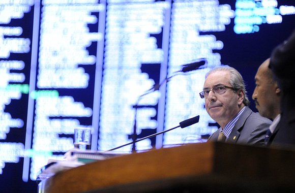 Com a alteração, pessoas que continuaram trabalhando após a aposentadoria poderão pedir, após cinco anos de novas contribuições, o recálculo de seu benefício; medida foi aprovada apesar dos apelos do Planalto para que não sejam aprovados projetos que aumentem os gastos do governo; presidente da Câmara, Eduardo Cunha (PMDB-RJ), garantiu que a medida não pode ser vista como "birra" com Senado pelo fato de o presidente da Casa, Renan Calheiros (PMDB-AL), não ter incluído na pauta do Congresso o veto presidencial em relação ao financiamento empresarial de campanhas