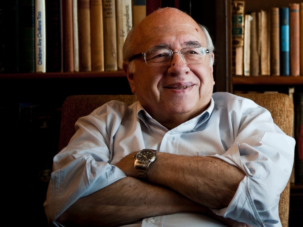 "Uma particularidade do Brasil que certamente intrigará os historiadores futuros será a aparente existência no país — inédita em todo o mundo — de dois sistemas de pesos e medidas. O cidadão poderia escolher um sistema como se escolhe uma água mineral, com gás ou sem gás. No caso, pesos e medidas que valiam para todo mundo, até o PSDB, ou pesos e medidas que só valiam para o PT", diz o escritor e cronista Luis Fernando Verissimo; "Outra dificuldade para brasilianistas que virão será como diferenciar os escândalos de corrupção, que eram tantos. Por que haveria escândalos que davam manchetes e escândalos que só saíam nas páginas internas dos jornais, quando saíam? Escândalos que acabavam em cadeia ou escândalos que acabavam na gaveta de um procurador camarada?"