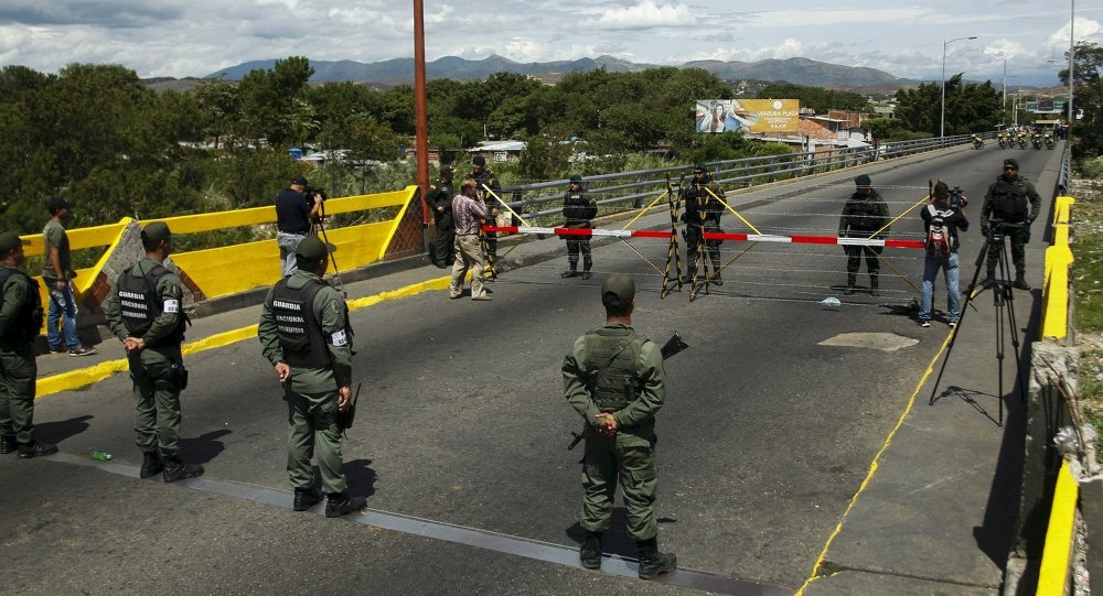 Exército colombiano acusa soldados da guarda nacional venezuelana de terem cruzado a fronteira e de terem dispardos armas e incendiado uma motocicleta na cidade de Maicao; segundo a Colômbia, incidente tereia ocorrido durante uma perseguição feita por 15 soldados venezuelanos a um motociclista; "A Guarda Nacional Bolivariana disparou tiros com armas longas e realizou uma perseguição em um veículo 4x4 dentro do território colombiano", diz o informe colombiano; situação é considarada tensa em função da deportação de cerca de 1,5 mil colombianos pelo país vizinho