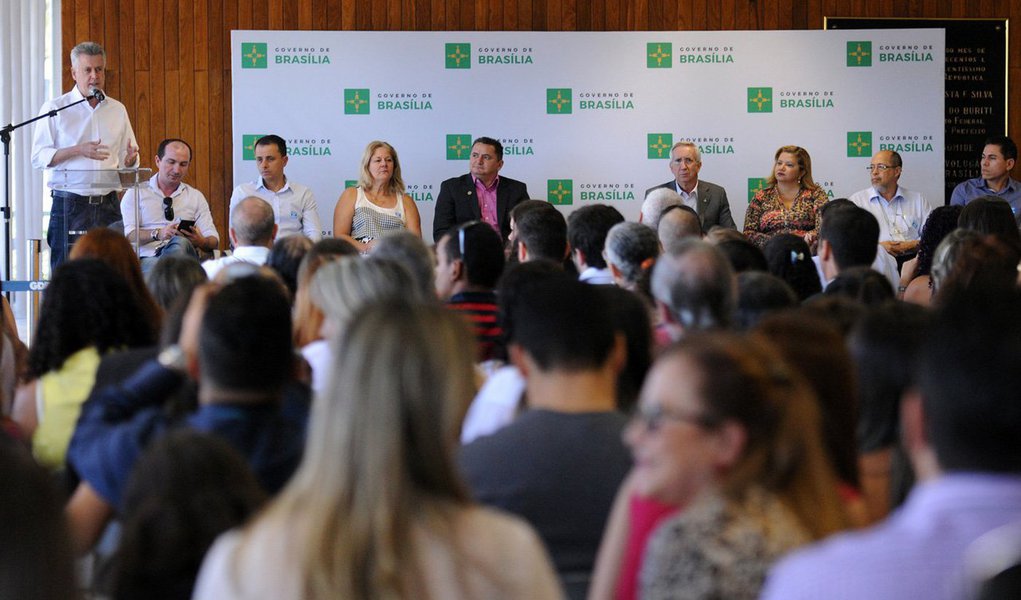 Profissionais aprovados em concurso em 2013 tomaram posse no Palácio do Buriti e assumem os cargos em 8 de setembro; "Podemos construir uma nova era com educação de qualidade", disse o governador de Brasília, Rodrigo Rollemberg