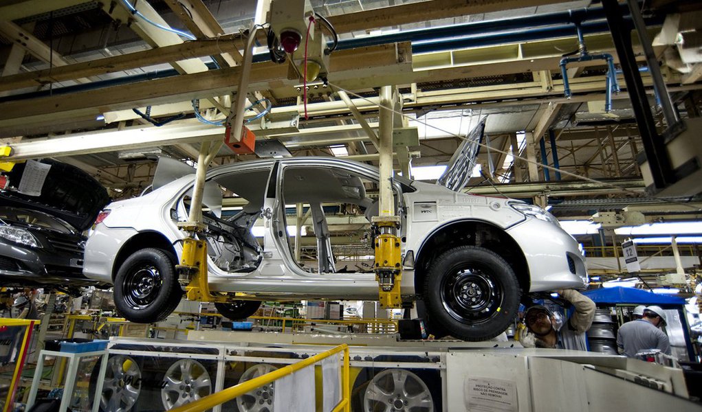 A indústria de veículos automotores, reboques e carrocerias acumula queda de 20,2% em sua produção ao longo de 2015; segundo dados do Instituto Brasileiro de Geografia e Estatística (IBGE), a queda da indústria automotiva foi a que mais repercutiu entre os 26 ramos pesquisados entre janeiro e julho deste ano; produção industrial do Brasil recuou 6,6% até julho de 2015