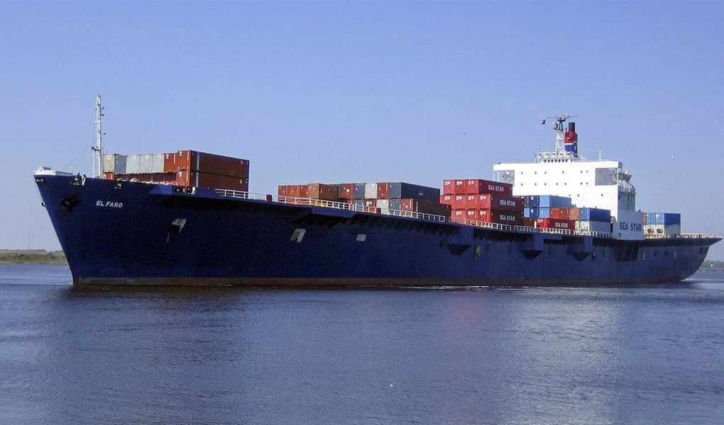 Guarda Costeira dos Estados Unidos informou que encontrou o corpo de um dos 33 tripulantes do navio cargueiro El faro, que desapareceu nas Bahamas durante a passagem do furacão Joaquin; um bote salva-vidas pertencente à embarcação também foi recuperado, mas sem pessoas a bordo; equipes de resgate acreditam que o navio naufragou devido ao mau tempo e mudaram o foco das buscas para encontrar possíveis sobreviventes