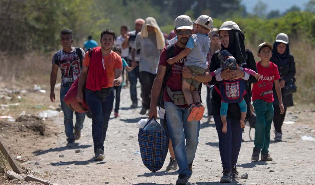 O primeiro-ministro tcheco, Bohuslav Sobotka, e o primeiro-ministro eslovaco, Robert Fico, disseram depois de se reunirem com o premiê austríaco que qualquer ajuda e cooperação devem ser feitas de forma voluntária; o tema das cotas tem ofuscado a discussão de outros planos de ação para lidar com a onda de imigração e colocado os países centro-europeus em rota de colisão com os países mais ricos da Europa ocidental; a Comissão Europeia delineou um novo sistema de cotas nacionais, sob o qual 160 mil pessoas em busca de asilo devem ser realocadas de Itália, Grécia e Hungria para outros países