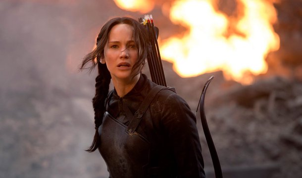 No último filme da franquia Jogos Vorazes, a guerra travada pela heroína Katniss Everdeen chega à Capital; episódio final "Jogos Vorazes: Mockingjay - Parte 2", se concentra na brutalidade da guerra, na qual Katniss e sua equipe entram na Capital da nação, que o vilão Snow transformou em uma grande arena de arena de batalhas transmitidas ao vivo