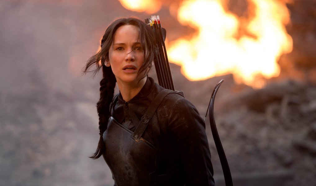 No último filme da franquia Jogos Vorazes, a guerra travada pela heroína Katniss Everdeen chega à Capital; episódio final "Jogos Vorazes: Mockingjay - Parte 2", se concentra na brutalidade da guerra, na qual Katniss e sua equipe entram na Capital da nação, que o vilão Snow transformou em uma grande arena de arena de batalhas transmitidas ao vivo