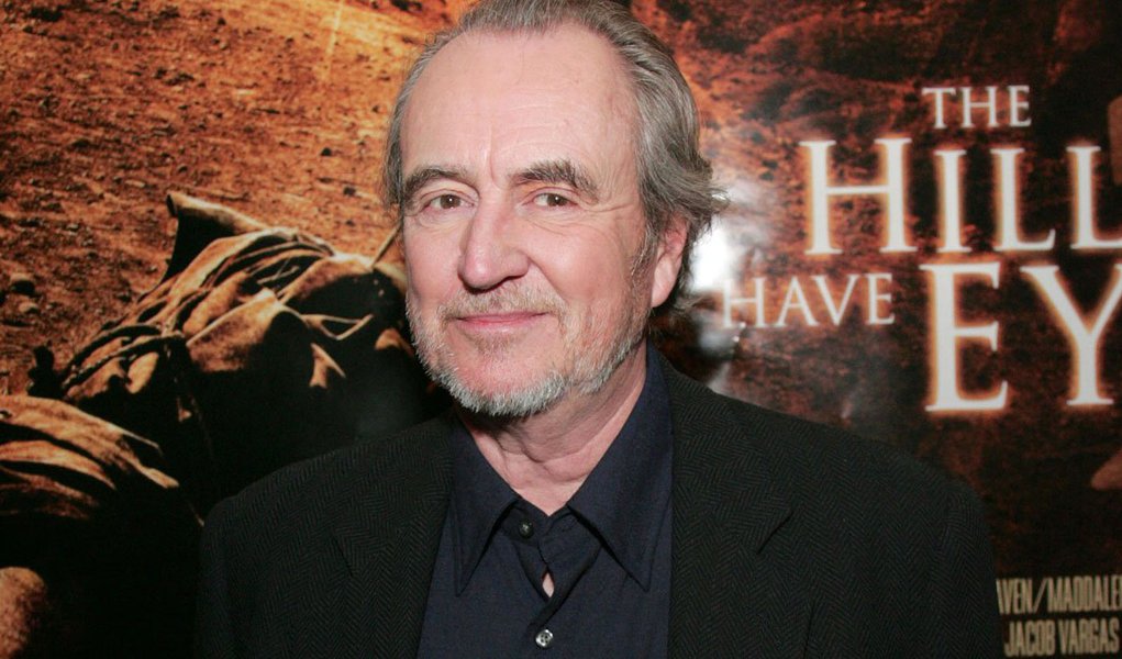 Wes Craven, que aterrorizou gerações de espetadores de cinema em todo o mundo, travava uma luta com um tumor no cérebro; entre as obras de destaque, estão as sequências Pânico e A Hora do Pesadelo, que revelou o personagem Freddy Krueger