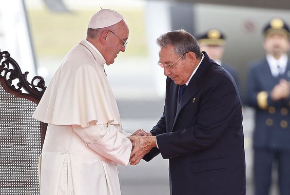 Milhares de cubanos se reuniam neste domingo na histórica Praça da Revolução em Havana para a primeira grande missa em Cuba do papa Francisco, que para muitos encarna, com sua mensagem, a esperança de mudanças profundas na ilha; após verem o papa desempenhar papel fundamental na reconstrução histórica das relações entre EUA e Cuba, os habitantes da ilha esperam que Francisco possa estimular maior abertura econômica, política e de respeito pelos direitos humanos em um país governado há décadas pelo Partido Comunista
 