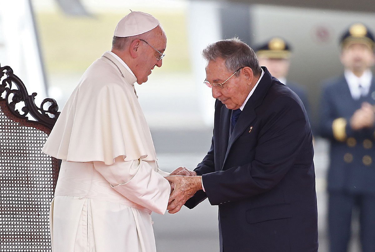 Milhares de cubanos se reuniam neste domingo na histórica Praça da Revolução em Havana para a primeira grande missa em Cuba do papa Francisco, que para muitos encarna, com sua mensagem, a esperança de mudanças profundas na ilha; após verem o papa desempenhar papel fundamental na reconstrução histórica das relações entre EUA e Cuba, os habitantes da ilha esperam que Francisco possa estimular maior abertura econômica, política e de respeito pelos direitos humanos em um país governado há décadas pelo Partido Comunista
 