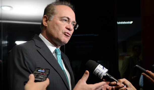 O presidente do Senado, Renan Calheiros (PMDB-AL), compareceu nesta segunda (31) à sede da Polícia Federal em Brasília para prestar depoimento no âmbito da Operação Lava Jato; o senador é alvo de três inquéritos que tramitam no Supremo Tribunal Federal (STF) sobre a suposta participação no esquema de corrupção na Petrobras; o depoimento teve duração aproximada de uma hora e trinta minutos; o presidente do Senado respondeu a todas as perguntas dos investigadores