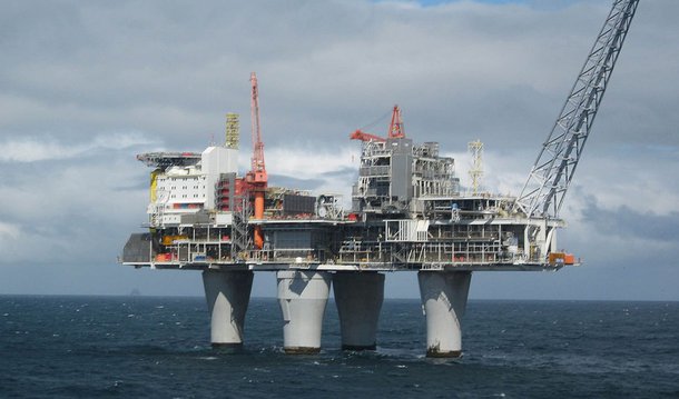 A produção brasileira de petróleo em agosto subiu pelo segundo mês consecutivo, atingindo um recorde de 2,547 milhões de barris por dia (bpd) e tornando o emblemático campo de Lula, no pré-sal da Bacia de Santos, o principal produtor do país pela primeira vez; o volume extraído foi 3,3% superior a julho, marcando a terceira alta mensal do ano, e 9,5% cento maior que agosto de 2014