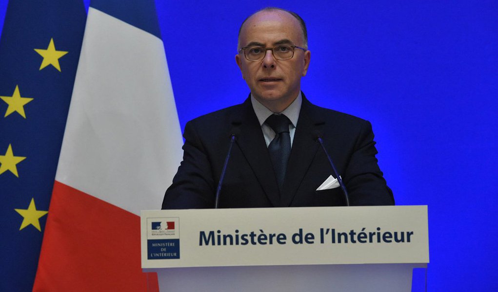 Polícia francesa fechou nesta quarta-feira (2) uma mesquita em Paris e prendeu o dono de um revólver encontrado nas operações antiteroristas deflagradas desde o ataque que deixou 150 mortos  emais de 350 feridos no dia 13 de novembro;  ministro do Interior, Bernard Cazeneuve, disse que outras duas mesquitas foram fechadas na semana passada,; esta é a primeira vez que a França toma ações contra locais suspeitos de ter influência no que chamou de "radicalização islâmica"