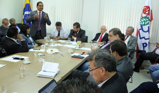 PDT já definiu quais são suas prioridades para as eleições municipais do próximo ano e o foco esá centrado sobre os dois maiores colégios eleitorais do Estado: São Luís e Imperatriz; partido, pela primeira vez, tem condições reais de eleger os prefeitos da capital e de Imperatriz; na capital, Edivaldo Holanda vem ampliando a popularidade graças às obras em andamento e ao apoio do governador Flávio Dino; já a subsecretária de Saúde, Rosângela Curado, que está à frente das pesquisas eleitorais em Imperatriz, deverá deixar o governo para ocupar uma vaga na Câmara Federal, o que deverá assegurar a visibilidade necessária para a disputa de 2016