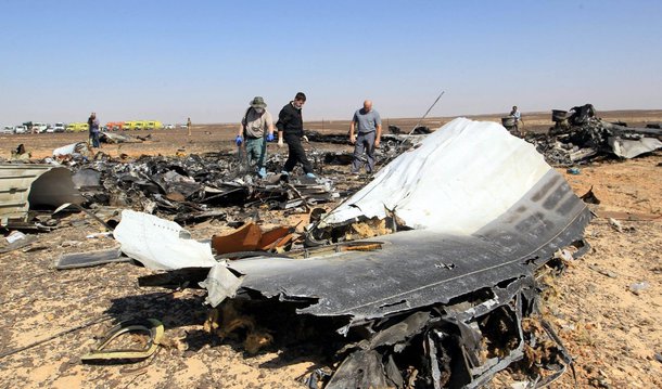 O avião russo que caiu no Egito não foi atingido por algo externo e o piloto não emitiu um pedido de socorro antes de o aparelho desaparecer do radar, disse nesta segunda-feira uma fonte na comissão que analisa os registros de voo; a fonte não quis dar mais detalhes, mas baseou seus comentários na análise preliminar das caixas-pretas recuperadas do Airbus A321 que caiu na península do Sinai, no sábado, matando todas as 224 pessoas a bordo