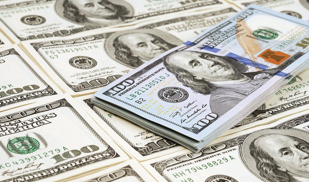 Depois de três meses seguidos de saldo negativo, em agosto, houve mais entradas do que saída de dólares do país; de acordo com dados do Banco Central (BC), divulgados nesta quarta-feira, 9, no mês passado, o saldo ficou positivo em US$ 4,111 bilhões; resultado acumulado de janeiro a 4 de setembro está positivo em US$ 11,619 bilhões