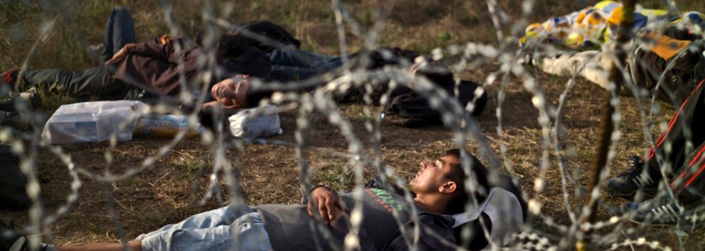 "Devemos implementar as mesmas medidas usadas na fronteira entre Sérvia e Hungria", disse o primeiro-ministro Viktor Orban, acrescentando que neste momento 600 soldados trabalhavam na cerca, mais 500 seriam enviados nesta sexta-feira e 700 mais no fim de semana