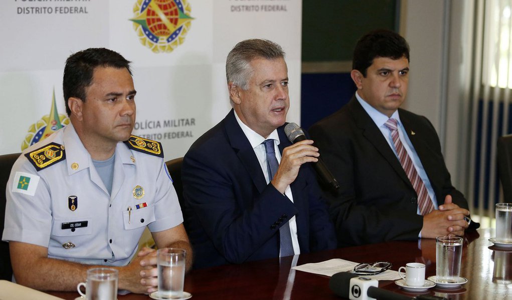 Governador do Distrito Federal, Rodrigo Rollemberg (PSB), decidiu manter o coronel Florisvaldo César à frente do comando da Polícia Militar; coronel havia colocado o cargo à disposição em função dos confrontos registrados com professores no Eixão, no dia 28 de outubro, quando a PM dispersou os manifestantes mediante o uso de balas de borracha, spray de pimenta e bomba de gás; quatro professores foram detidos durante o conflito; "Eu não aceitei. Ele assume que a decisão da operação da última quarta-feira [28] foi pessoal do comandante da PM. Porém, deixei registrado que operações com esse nível de repercussão precisam ter autorização do governador", afirmou Rollemberg