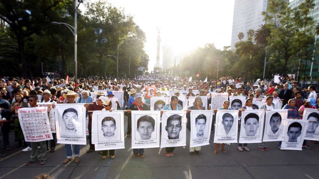 Os pais dos 43 estudantes mexicanos que desapareceram no ano passado começaram uma greve de fome nessa quarta-feira (23), véspera de um encontro com o oresidente do país, Enrique Pena Nieto; “Durante 43 horas vamos apenas beber água e vamos estar em jejum quando nos encontrarmos com o Presidente”, disse Nardo Flores, cujo filho Bernardo está entre os desaparecidos