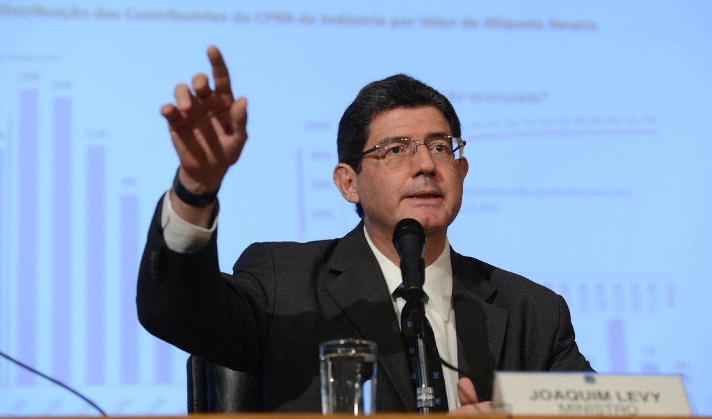 Ministro da Fazenda, Joaquim Levy, afirmou nesta terça-feira, 27, que o déficit primário deste ano deve ser da ordem de 1 por cento do Produto Interno Bruto (PIB), sem especificar se o número inclui as pedaladas fiscais ou não; questionado por jornalistas em São Paulo sobre o tamanho do déficit deste ano, Levy afirmou que "o que a gente tem é que o déficit deve ser da ordem de 1 por cento do PIB"; relator do projeto de lei que altera a meta de 2015, deputado Hugo Leal (Pros-RJ), disse que o governo vai reconhecer que terá déficit primário de R$ 51,8 bilhões em 2015, sem contar as chamadas "pedaladas fiscais"