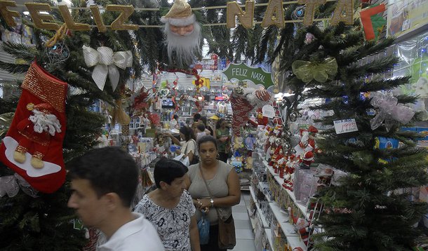 Comércio na data deve registrar sua primeira queda em 11 anos, o que impactará o nível de vagas temporárias tradicionalmente oferecidas nesta época do ano; Confederação Nacional do Comércio de Bens, Serviços e Turismo (CNC) piorou a projeção nas vendas de Natal de -4,1% para -4,8%; quedas deverão ser mais significativas nos segmentos de móveis e eletrodomésticos (-17,6%) e de livrarias e papelarias (-15,1%)