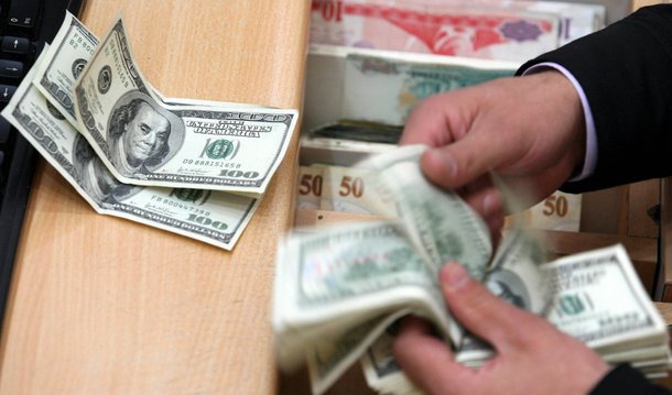 Dólar comercial abriu em queda nesta quarta-feira, 23, mas inverteu o sinal ainda no início das negociações; às 13h13, a moeda subia 1,95% e era negociada a R$ 4,129; na máxima, a moeda bateu os R$ 4,144 (alta de 2,32%), em novo recorde desde a criação do real; para conter a escalada do dólar, o Banco Central vendeu 4,4 mil contratos de swap que vencem em 1º de setembro do ano que vem; já o Ibovespa registrava às 13h29 perdas de 1,21%, a 45.706 pontos