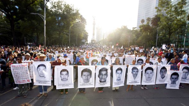 Os pais dos 43 estudantes mexicanos que desapareceram no ano passado começaram uma greve de fome nessa quarta-feira (23), véspera de um encontro com o oresidente do país, Enrique Pena Nieto; “Durante 43 horas vamos apenas beber água e vamos estar em jejum quando nos encontrarmos com o Presidente”, disse Nardo Flores, cujo filho Bernardo está entre os desaparecidos