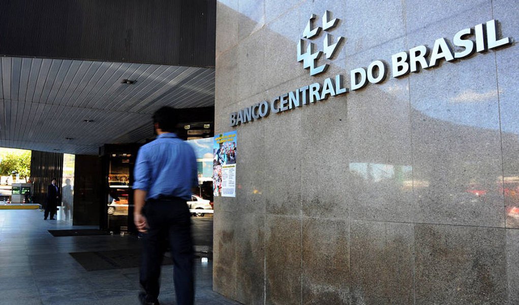 Banco Central (BC) revisou a projeção para a queda do Produto Interno Bruto (PIB) em 2015; estimativa de 1,1%, divulgada em junho, foi elevada para 2,7%; para o período de 12 meses encerrados em junho de 2016, a estimativa de queda é 2,2%; Relatório Trimestral de Inflação aponta ainda para uma piora da expectativa inflacionária, apesar de destacar que elevação ainda é de "pequena magnitude" em meio a avaliação do mercado sobre o balanço de risco e trajetória fiscal do país; expectativas para a inflação em 2016 apontam alta do IPCA para 5,3%, sobre 4,8% no relatório de junho