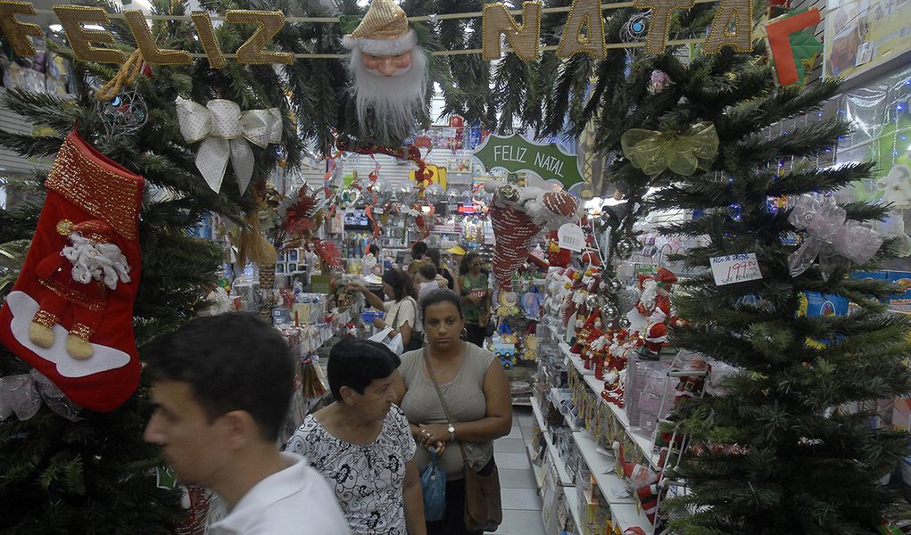 Comércio na data deve registrar sua primeira queda em 11 anos, o que impactará o nível de vagas temporárias tradicionalmente oferecidas nesta época do ano; Confederação Nacional do Comércio de Bens, Serviços e Turismo (CNC) piorou a projeção nas vendas de Natal de -4,1% para -4,8%; quedas deverão ser mais significativas nos segmentos de móveis e eletrodomésticos (-17,6%) e de livrarias e papelarias (-15,1%)
