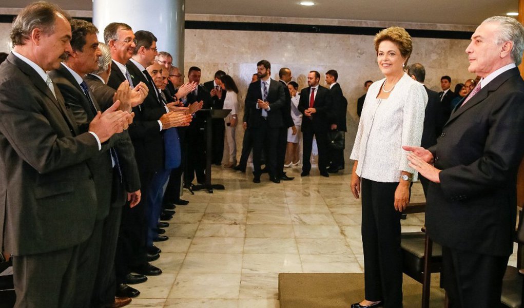 "O mês de outubro já começa com o abrandamento da crise. A presidenta Dilma assumiu a iniciativa política, alcançando seu principal objetivo: sustentar a governabilidade e possibilitar a estabilidade política", diz Renato Rabelo, ex-presidente nacional do PCdoB; "Este momento de distensão da crise se completa, por outro lado, pelo continuo desmascaramento da oposição golpista: exibe uma fachada moralista, mas na sua essência é tudo pelo golpe visando sua volta ao governo da República"; leia a íntegra
