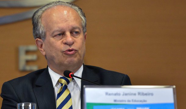 O Ministério da Educação enviou comunicado às secretarias estaduais de Educação e às instituições de Educação Superior com orientações para a garantia das condições de acesso e permanência de pessoas travestis e transexuais e todas aquelas que tenham sua identidade de gênero não reconhecida em diferentes espaços sociais nos sistema e instituições de ensino; a nota reconhece que existem barreiras às pessoas travestis e transexuais que impedem a efetivação do direito à educação