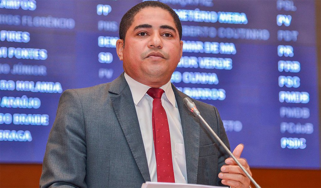 A corrente majoritária petista Construindo um Novo Brasil, em reunião com presidente licenciado do PCdoB, Márcio Jerry, levantou a possibilidade do PT indicar o candidato a vice na chapa do prefeito Edivaldo Holanda Júnior (PDT), como forma de consolidar um projeto já visando as eleições de 2018; os dirigentes petistas, segundo o deputado José Inácio, um dos participantes da reunião, entendem que como o PCdoB possui o Governo do Estado, o PDT a Prefeitura de São Luís e que seria justo colocar na mesa de discussão a possibilidade do Partido dos Trabalhadores indicar o vice