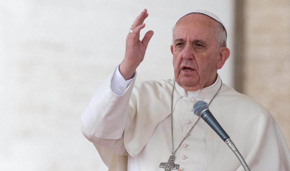 Papa Francisco encerra nesta terça-feira uma visita de três dias a Cuba; viagem papal é o ápice do auxílio prestado por Francisco nos esforços para promover uma reaproximação do país caribenho com EUA, que romperam relações diplomáticas há 53 anos;  em uma de suas última smensages em solo cubano, ele rezou na segunda-feira pela reconciliação entre todos os cubanos, incluindo os exilados; estimativa é que mais de 2 milhões de cubanos tenham deixado a ilha desde a Revolução Cubana, em 1959; próxima etapa da viagem será os Estados Unidos, onde o papa deverá encontrar-se com o presidente Barack Obama