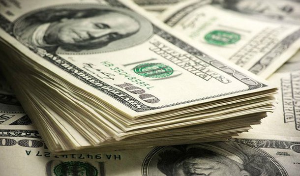 Banco Central vai vender US$ 3 bilhões em reservas internacionais no mercado de câmbio com o compromisso de comprar novamente os dólares em novembro; o chamado leilão de linha não era feito pelo BC desde março; na semana passada, moeda americana acumulou alta de mais de 7%