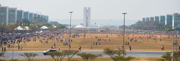 Representantes do Grito dos Excluídos, grupo que tradicionalmente faz manifestação no Dia da Independência, defendem a democracia e reformas estruturais, como a urbana, a agrária e a política; integrantes se aglomeraram em frente à Catedral de Brasília; "Não falamos contra ou a favor do governo. Temos um leque amplo de reivindicações, defendemos a democracia e somos contra a intervenção militar. Somos cerca de 40 organizações que reúnem aqueles que precisam ser ouvidos”, disse o coordenador do Grito, Fábio Miranda