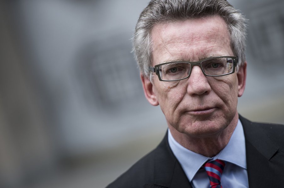 O ministro do Interior da Alemanha, Thomas de Maiziere, disse no domingo que a Alemanha introduziu temporariamente controles ao longo de sua fronteira com a Austria em uma tentativa de reduzir o número de requerentes de asilo que chegam ao país