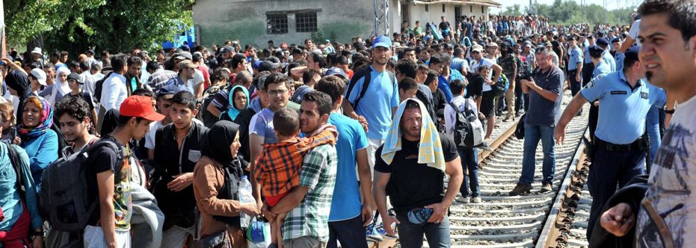 Sérvia ameaçou retaliar a Croácia, nesta terça-feira, 22, depois que o governo croata suspendeu o tráfego de mercadorias na fronteira oriental, num momento em que as relações entre os dois países que integravam a extinga Iugoslávia estão tensas por causa do fluxo de imigrantes na divisa; depois que os refugiados entram em seu território, a Sérvia os encaminha em ônibus para fronteira croata; Croácia diz não ter condições de lidar com esse contingente e fechou todas as suas passagens por estrada na fronteira com a Sérvia