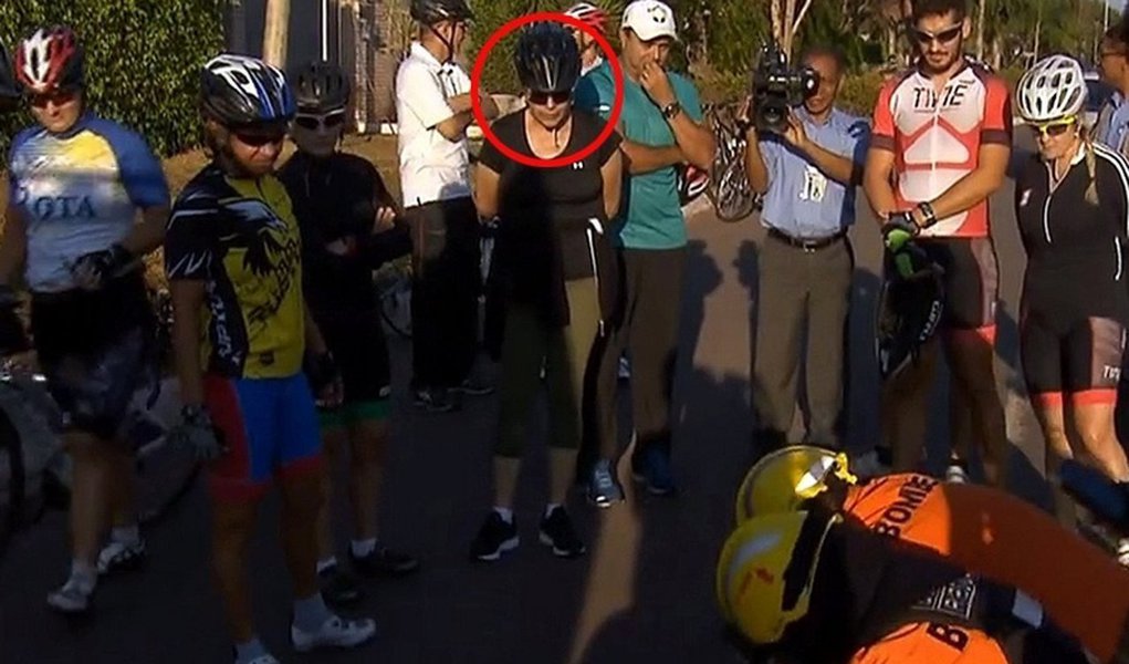 Presidente Dilma Rousseff desceu, literalmente, da bicicleta para companhar o atendimento de um ciclista que se machucou após atropelar um cachorro em Brasília; a presidente ficou ao lado do acidentado até este ser socorrido pelo serviço de Atendimento Móvel de Urgência (Samu) e por homens do Corpo de Bombeiros; Dilma adotou o ciclismo como esporte desde o iníoc deste ano