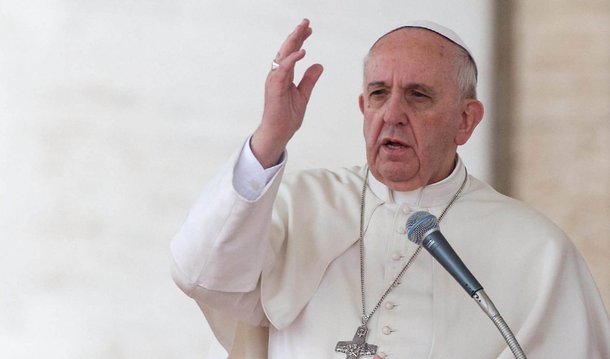 Papa Francisco encerra nesta terça-feira uma visita de três dias a Cuba; viagem papal é o ápice do auxílio prestado por Francisco nos esforços para promover uma reaproximação do país caribenho com EUA, que romperam relações diplomáticas há 53 anos;  em uma de suas última smensages em solo cubano, ele rezou na segunda-feira pela reconciliação entre todos os cubanos, incluindo os exilados; estimativa é que mais de 2 milhões de cubanos tenham deixado a ilha desde a Revolução Cubana, em 1959; próxima etapa da viagem será os Estados Unidos, onde o papa deverá encontrar-se com o presidente Barack Obama