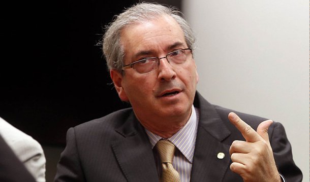 Jornalista Helena Sthephanowitz, da Rede Brasil Atual, analisa a cobertura da Globo sobre as recorrentes delações contra o presidente da Câmara, Eduardo Cunha (PMDB); segundo ela, o Jornal Nacional atua "como a própria assessoria de imprensa do deputado" ao não aprofundar as denúncias e sem fazer apuração própria; "Parece até estar se justificando ao amigo Cunha", diz; "A TV dos Marinho parece manter acordo com Eduardo Cunha e "terceiriza" acusações contra presidente da Câmara", ressalta