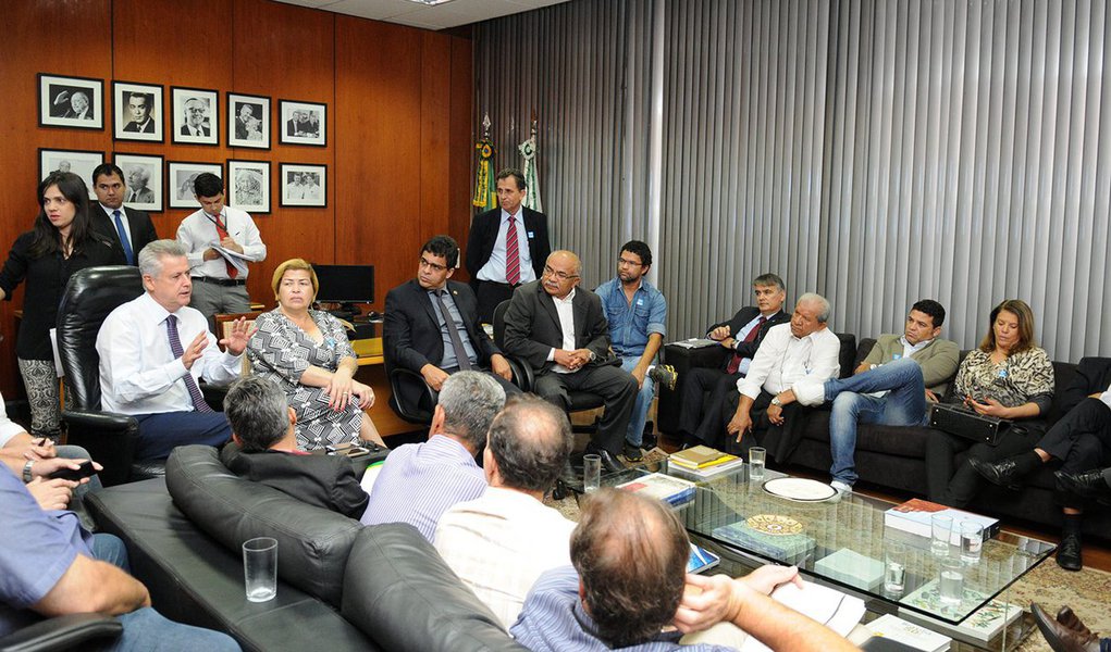 Governo do Distrito Federal vai recompor em seis meses os recursos do superávit do Fundo Previdenciário do Distrito Federal, a serem transferidos ao Fundo Financeiro com o objetivo de pagar os salários dos servidores; a medida ficou acertada após uma reunião do governador Rodrigo Rollemberg com lideranças sindicais; a transferência entre fundos fará com que o governo deixe de gastar R$ 240 milhões por mês
 