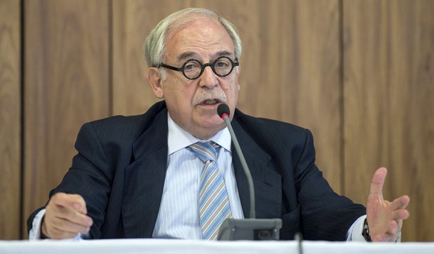 Segundo Marco Aurélio Garcia, assessor especial da presidente Dilma Rousseff para assuntos internacionais, a combinação "explosiva" tem como pano de fundo as investigações de corrupção conduzidas pelo Ministério Público e a Polícia Federal.; segundo ele, as dificuldades atuais são em parte provocadas por um "déficit político", responsabilidade não apenas do governo, mas também das "forças políticas", entre as quais incluiu o PT